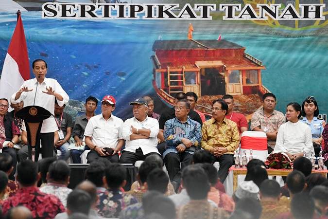  Presiden Jokowi Serahkan Sertifikat Tanah di Manado