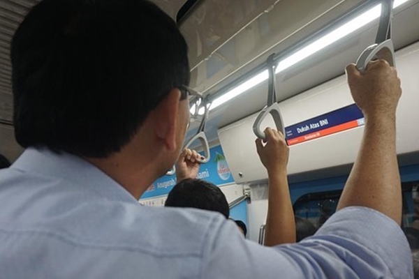  Ahok Jajal MRT, Berdiri di Gerbong Sambil Pegang Gantungan