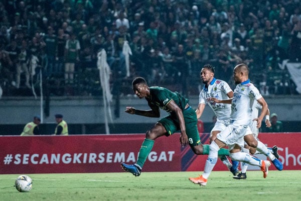  Hasil Liga 1 : Persebaya Lumat Persib 4 - 0, Eks-Pemain Celtic Hattrick