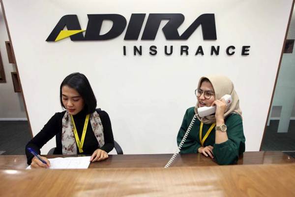Karyawan beraktivitas di kantor Adira Insurance di Jakarta, Rabu (8/11)./JIBI-Abdullah Azzam