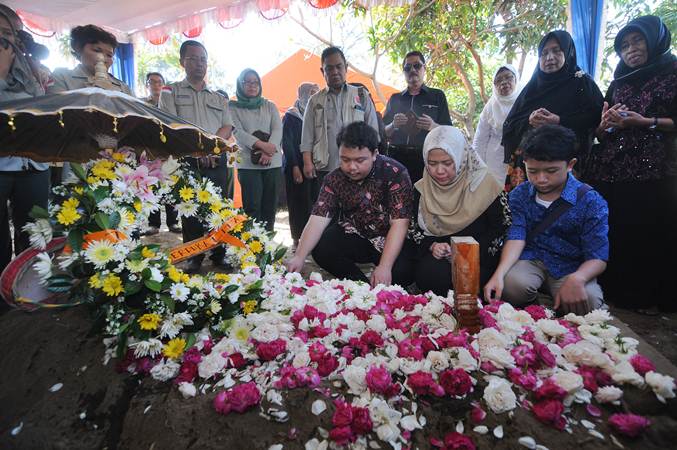  Pemakaman Sutopo Purwo Nugroho Diiringi Doa Anak dan Istrinya