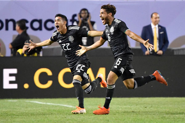 Jonathan Dos Santos (6) merayakan golnya untuk Meksiko ke gawang Amerika Serikat bersama Jorge Sanchez (22)./Reuters