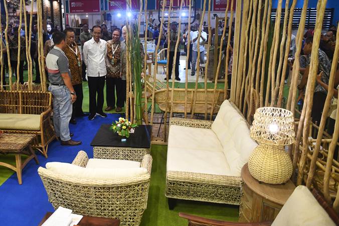 Presiden Joko Widodo (tengah) meninjau pameran International Furniture Expo (IFEX) 2019 di Jakarta, Rabu (13/3/2019)./ANTARA-Akbar Nugroho Gumay