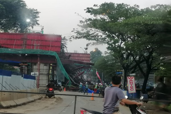  Cor Beton Proyek Jalan Tol BORR Tumpah, Arus Lalu Lintas Menuju Parung Dialihkan