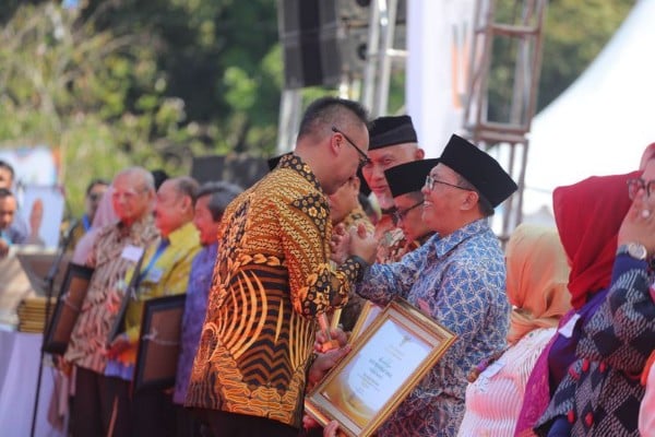  Oded Dianugerahi Tokoh Nasional Peduli Lansia