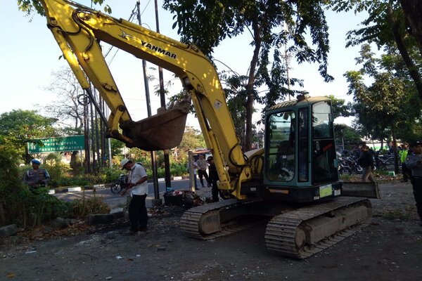  Jasa Marga Tertibkan 27 Lapak Liar di Exit Tol Banyu Urip Surabaya