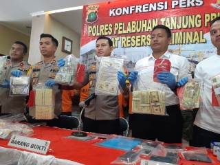  Polisi Ungkap Sindikat Pengedar Valas Palsu Rp300 miliar