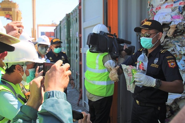  Bea Cukai Tanjung Perak Tindak 210 Ton Waste Paper dari Australia