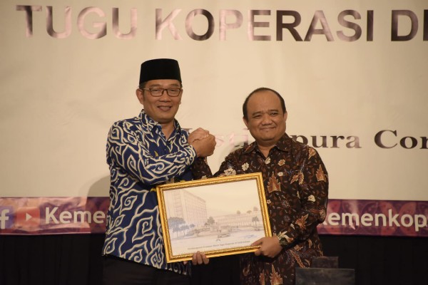  Ridwan Kamil Serahkan Desain Kawasan Bisnis Tugu Koperasi