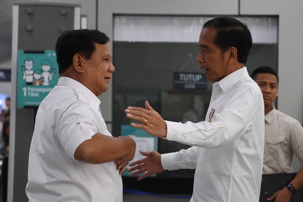  Setelah Saling Serang, Jokowi-Prabowo pun Berpelukan