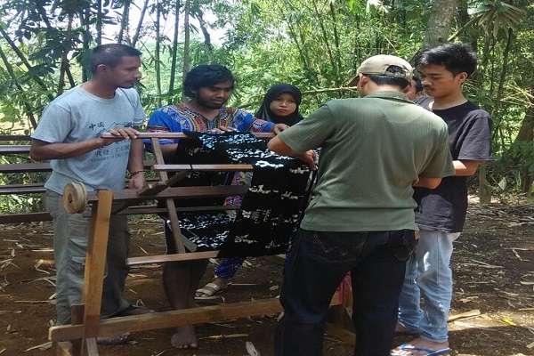  FIB Universitas Indonesia Bantu Hidupkan Kembali Tenun khas Tidore yang Telah Punah