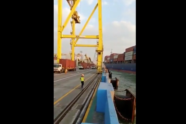  Kapal Kontainer Tabrak Crane Sampai Roboh, Ini Penjelasan KSOP Tanjung Emas