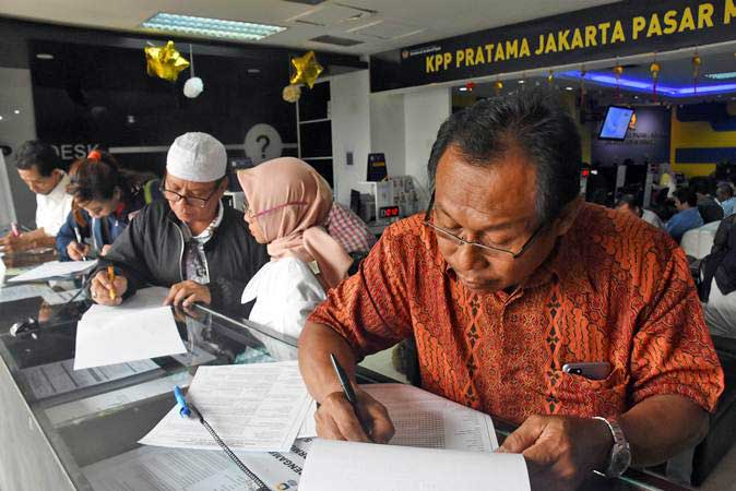 Sejumlah wajib pajak mengisi form pelaporan SPT Pajak Tahunan dan pembuatan NPWP di Kantor KPP Pratama Pasar Minggu, Jakarta Selatan, Jum'at (22/2/2019)./ANTARA-Indrianto Eko Suwarso