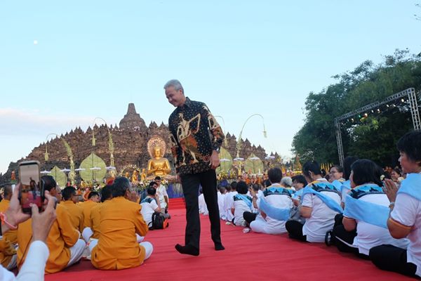  Gubernur Jateng Ingin 5 Juta Umat Budha Datangi Borobudur