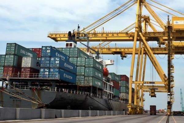 Crane Pelabuhan Tanjung Emas Roboh : Bongkar Muat Dipindah ke Dermaga Samudera