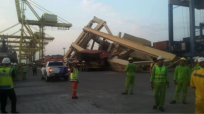  Crane Pelabuhan Tanjung Emas Roboh : Kemenhub Menyatakan Tiga Kapal Terlibat