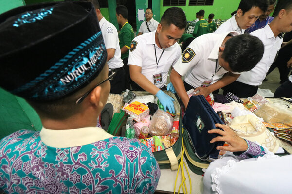  Puluhan Slop Rokok Diselipkan di Baju Ihram Disita di Surabaya