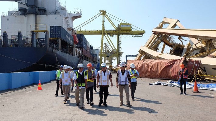  Crane Pelabuhan Tanjung Emas Roboh : Nilai Kerugian Awal Mencapai Rp60 Miliar
