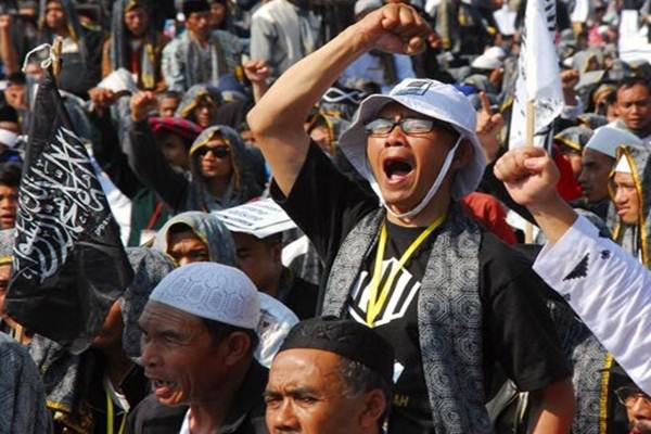 Massa yang tergabung dalam Hizbut Tahrir Indonesia (HTI) saat mengadakan Rapat dan Pawai Akbar (RPA) 2015 dengan membawa tema Bersama Umat Tegakkan Khilafah di lapangan Gasibu Bandung, Jawa Barat, Kamis (14/5/2015)./Antara