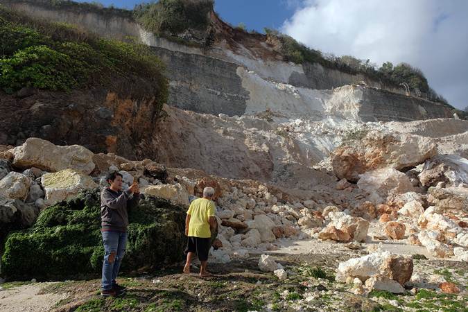  Gempa Bali, Tebing di Pantai Melasti Runtuh