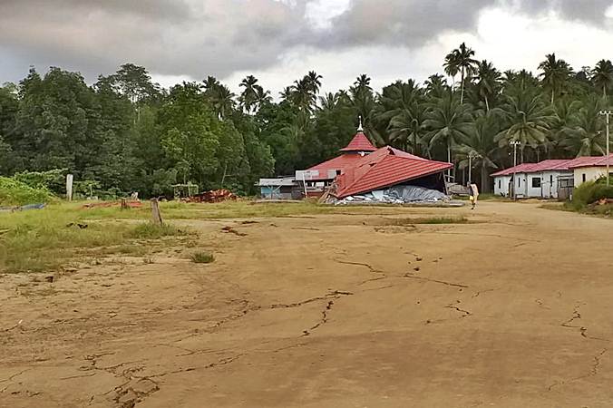 Bangunan rusak akibat gempa di Desa Gane Dalam, Kabupaten Halmahera Selatan, Maluku Utara, Senin (15/7/2019)./ANTARA-Safri