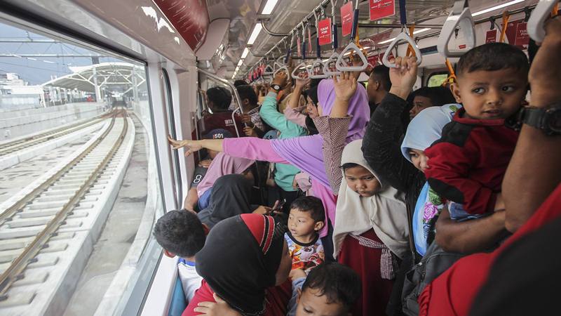 Warga menggunakan kereta MRT pada hari terakhir periode gratis di Stasiun MRT Blok M, Jakarta, Minggu (31/3/2019). PT MRT Jakarta optimis mampu mengangkut penumpang sebanyak 65 ribu orang per hari saat mulai beroperasi secara komersil pada Senin (1/4/2019)./Antara