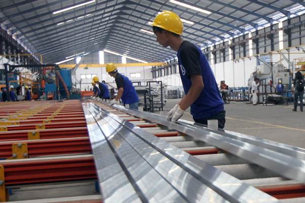 Aktivitas pekerja di pabrik aluminium milik Hyamn Group, di Cirebon, Jawa Barat, Rabu (25/4/2018)./JIBI-Endang Muchtar