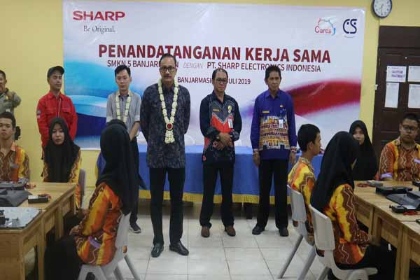  Sharp Dukung Peningkatan Kualitas SDM Banjarmasin