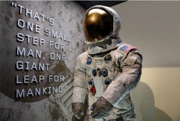  Baju Luar Angkasa Neil Armstrong Dipamerkan di Smithsonian