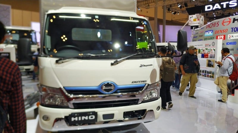  Hino Perkenalkan Truk Dutro Hybrid di GIIAS