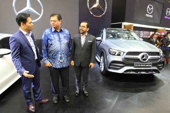  Airlangga Hartarto Kunjungi Booth Mercedes-Benz di GIIAS 2019