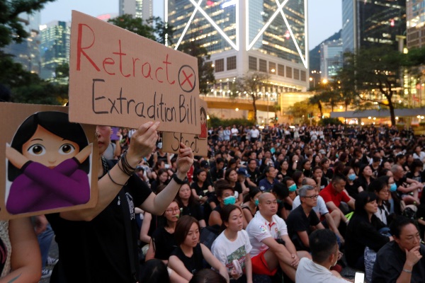  Polisi Tembakkan Gas Air Mata, Hong Kong Rusuh Semalam