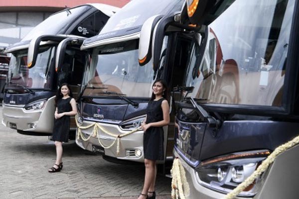 Model berada di depan bus produksi karoseri CV Laksana saat pelepasan ekspor perdana di JIExpo Kemayoran, Jakarta, Kamis (21/3/2019). CV Laksana mengekspor empat bus eksekutif dan 10 bus tingkat (double decker) ke Bangladesh dengan total penjualan senilai US$808.000. /ANTARA FOTO