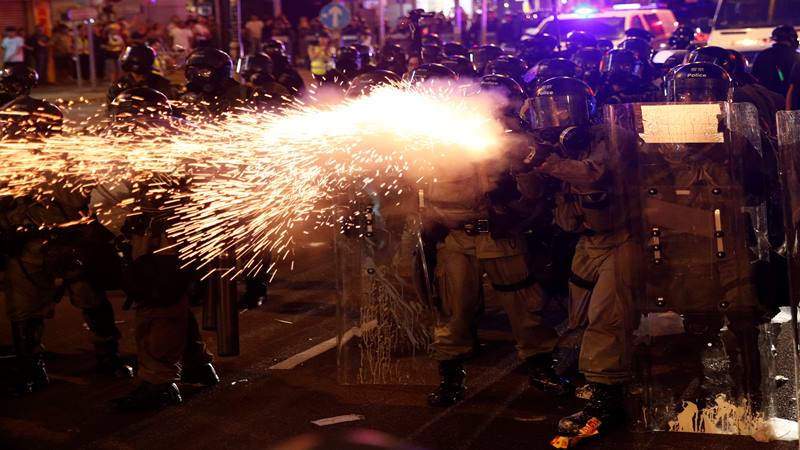  Polisi Hong Kong Biarkan Triad Serang Pendemo