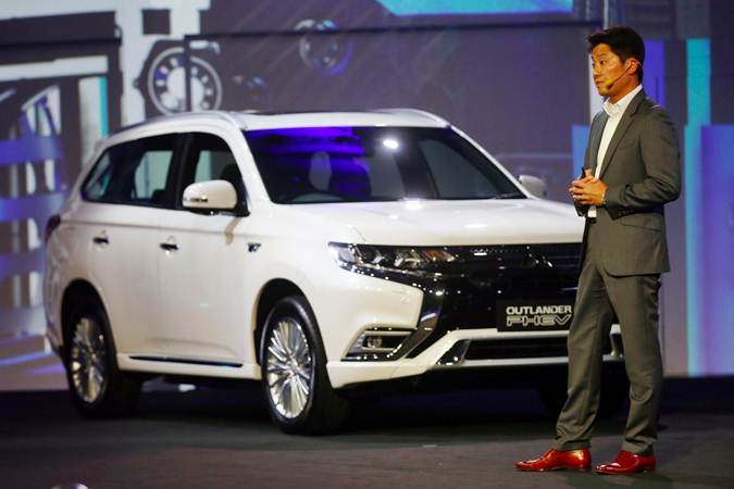 Presiden Direktur PT Mitsubishi Motors Krama Yudha Sales Indonesia (MMKSI) Naoya Nakamura memperkenalkan Mitsubishi Outlander PHEV di Jakarta, Selasa (9/7/2019)./Bisnis-Abdullah Azzam