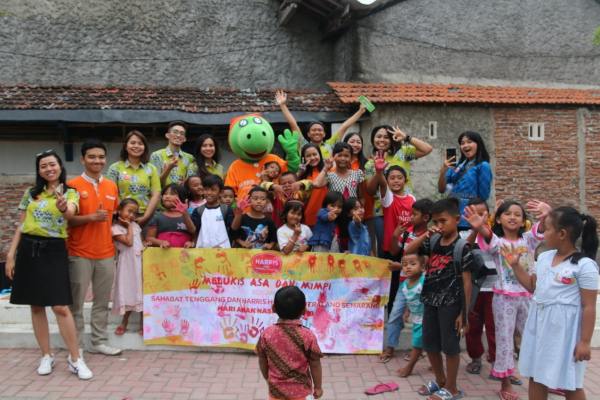  Peringati Hari Anak Nasional, Harris Hotel Semarang Bagikan 500 Buku