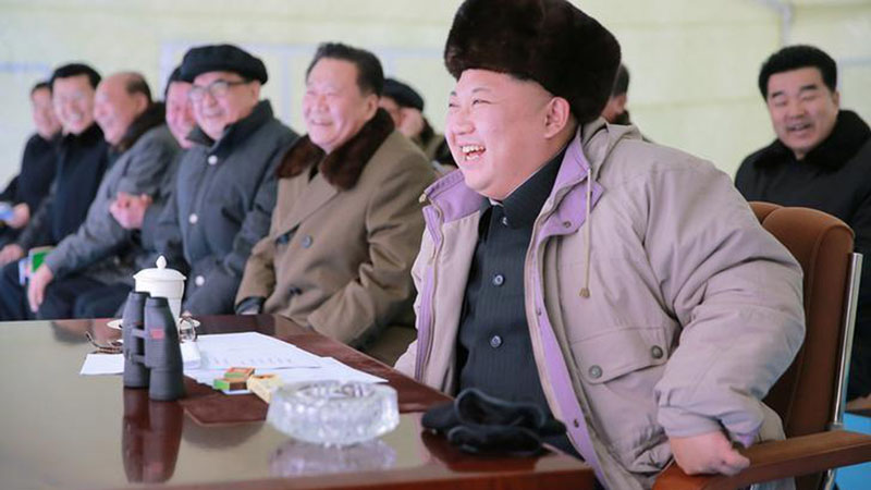  Kim Jong-un Inspeksi Kapal Selam Baru Korea Utara