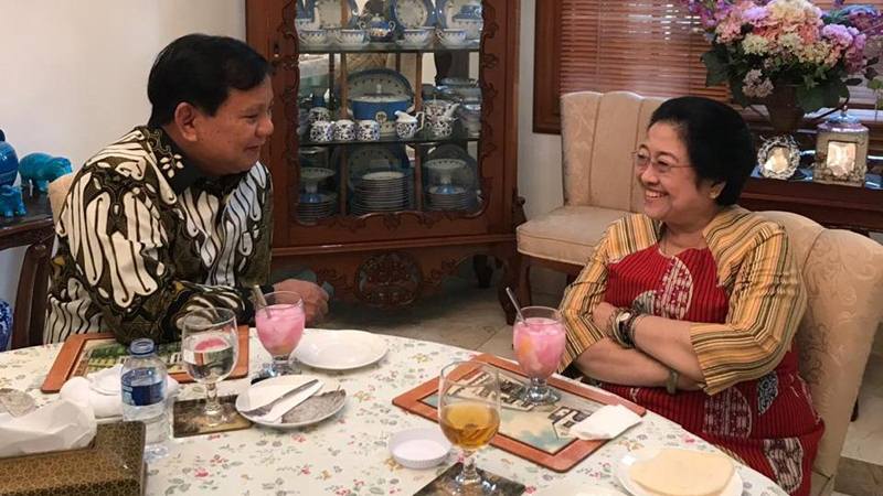  Megawati dan Prabowo Berbincang Ditemani Bakwan Goreng dan Es Kelapa Muda