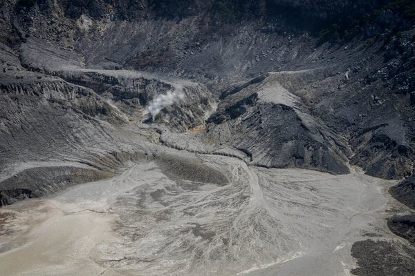  Erupsi Gunung Tangkuban Parahu, Kolom Abu Capai 200 Meter