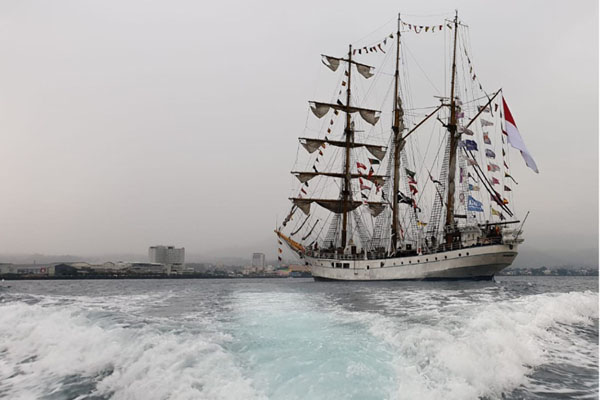  Dukung Pariwisata, Setelah Satu Dekade, KRI Dewaruci Kembali Berlabuh di Teluk Manado