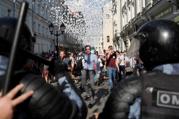  Polisi Tahan Lebih dari 1.000 Orang dalam Unjuk Rasa Moskow