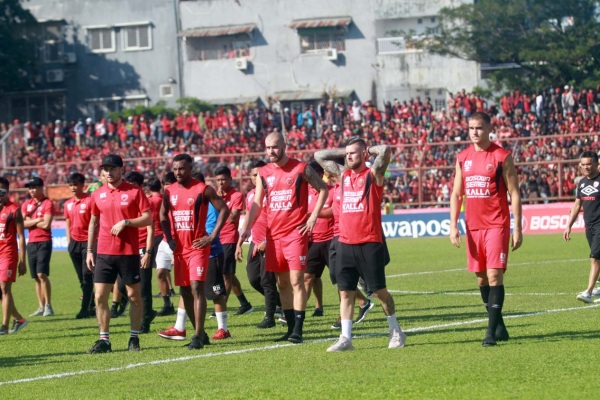 Para pemain PSM Makassar menyapa pendukung dengan masuk ke lapangan dan berjalan mengitari Stadion Andi Matalatta Mattoanging Makassar, Minggu (28/7/2019)./Bisnis-Paulus Tandi Bone