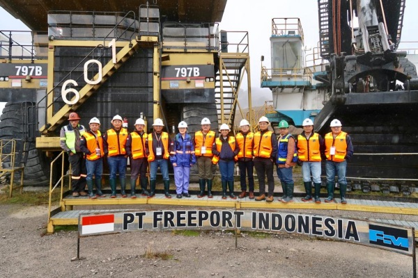 Menteri Badan Usaha Milik Negara (BUMN) Rini M. Soemarno mengunjungi tambang emas Grasberg yang dikelola PT Freeport Indonesia di Timika, Papua Barat, Minggu (28/7/2019)./Istimewa