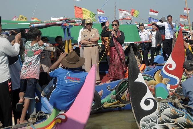  Susi Pudjiastuti Ikuti Tradisi Sedekah Laut Bersama Nelayan