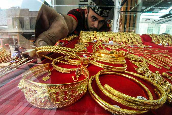 Pedagang menata perhiasan emas di sentral penjualan emas pusat Kota Lhokseumawe, Aceh, Senin (25/2/2019)./ANTARA-Rahmad