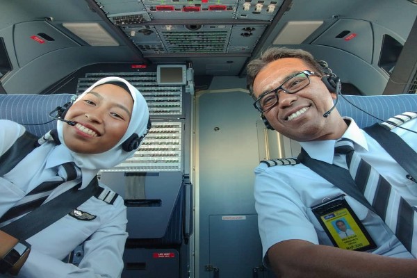  Pilot Ini Rela Pindah Maskapai Demi Bekerja Bersama Anaknya