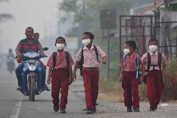  KABUT ASAP: Diskes Riau Bagi-bagi Masker Gratis