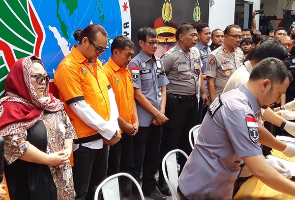  Polda Metro Gelar Rekonstruksi Perkara Transaksi Narkoba  Nunung