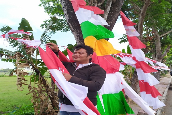  Pria Bogor Ini Rela Berjualan Bendera di Bantul, Omzetnya Rp15 Juta Sebulan