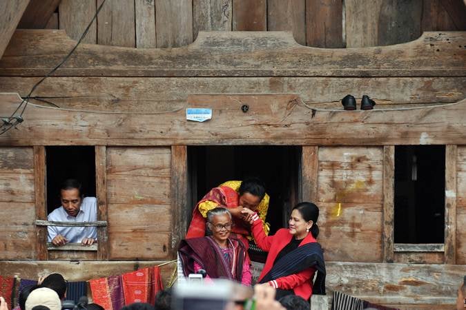  Presiden Jokowi Kunjungi Kawasan Kerajinan Tenun Ulos di Samosir